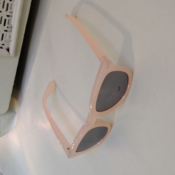 Sunglasses peachish cream Wayfarer style reflective lens green - grey tint - Picture 4 of 7